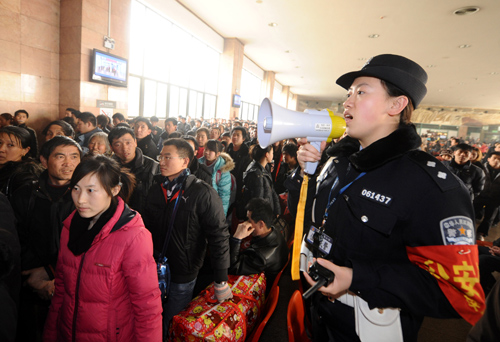 2月7日,一位女警察在太原火車站候車廳維持秩序。 進(jìn)入春運(yùn)以來,太原火車站女子執(zhí)勤隊(duì)的35名鐵路女警變得更加忙碌。她們用親和的形象和規(guī)范的勤務(wù)為旅客提供優(yōu)質(zhì)服務(wù)。太原火車站女子執(zhí)勤隊(duì)成立一年以來,熱心服務(wù)旅客,并破獲多起重大案件,保證了鐵路暢通運(yùn)行和旅客安全出行。 新華社記者燕雁攝