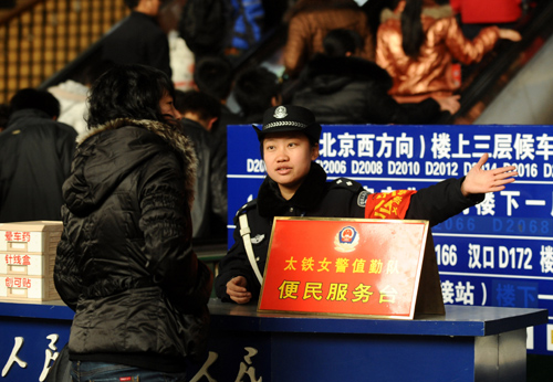 2月7日,在太原火車站便民服務(wù)臺,一位女警察在為旅客指路。 進(jìn)入春運(yùn)以來,太原火車站女子執(zhí)勤隊(duì)的35名鐵路女警變得更加忙碌。她們用親和的形象和規(guī)范的勤務(wù)為旅客提供優(yōu)質(zhì)服務(wù)。太原火車站女子執(zhí)勤隊(duì)成立一年以來,熱心服務(wù)旅客,并破獲多起重大案件,保證了鐵路暢通運(yùn)行和旅客安全出行。 新華社記者燕雁攝