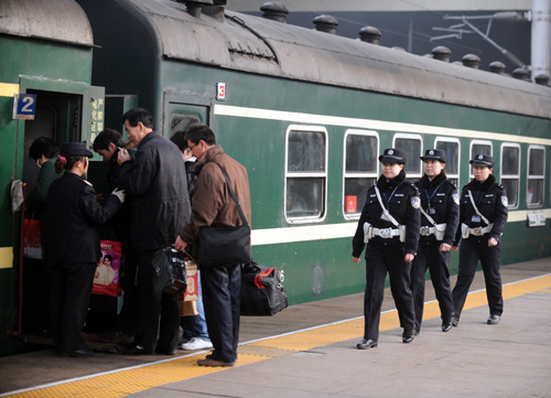 進(jìn)入春運(yùn)以來,太原火車站女子執(zhí)勤隊(duì)的35名鐵路女警變得更加忙碌。她們用親和的形象和規(guī)范的勤務(wù)為旅客提供優(yōu)質(zhì)服務(wù)。太原火車站女子執(zhí)勤隊(duì)成立一年以來,熱心服務(wù)旅客,并破獲多起重大案件,保證了鐵路暢通運(yùn)行和旅客安全出行。 新華社記者燕雁攝