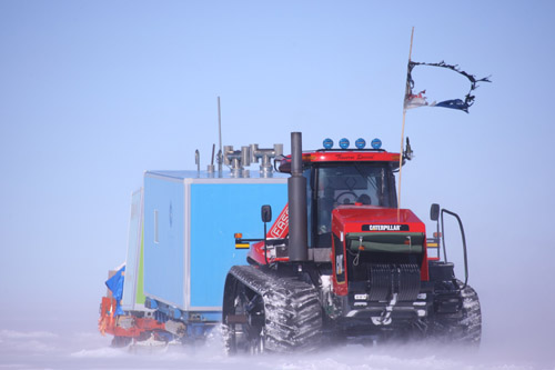 2月7日,中國南極內(nèi)陸考察隊(duì)隊(duì)員駕駛雪地車全速行進(jìn),車頭懸掛的隊(duì)旗已被狂風(fēng)吹損。