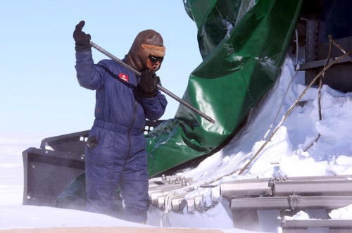 2月7日,中國南極內(nèi)陸考察隊(duì)隊(duì)員在清理故障雪地車上的積雪。新華社記者 崔靜 攝