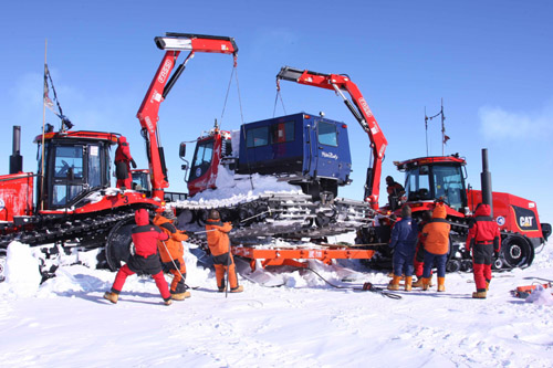 2月7日,中國南極內(nèi)陸考察隊(duì)隊(duì)員將故障雪地車平穩(wěn)安置在雪橇上。