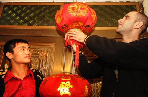 義烏外國(guó)客商入鄉(xiāng)隨俗喜迎中國(guó)年 2月9日,租住在義烏的美國(guó)客商哈森在自家大門前掛紅燈籠。 春節(jié)日益臨近,常駐浙江義烏的不少外國(guó)客商也入鄉(xiāng)隨俗,準(zhǔn)備在當(dāng)?shù)剡^一個(gè)有中國(guó)特色的農(nóng)歷新年,他們貼春聯(lián)、掛燈籠、買年貨,充滿了對(duì)虎年的期待。 新華社發(fā)(張建成 攝)