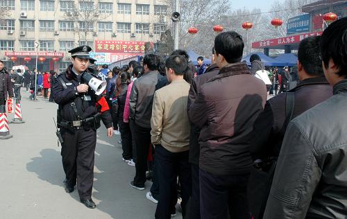 山西臨汾迎來(lái)節(jié)后返程客流高峰 2月20日,臨汾鐵路派出所一名民警在臨汾市火車站維持進(jìn)站秩序。 隨著春節(jié)假期的結(jié)束,山西臨汾市返程客流逐日回升。在當(dāng)?shù)罔F路和公安部門的配合下,火車站秩序井然。臨汾市鐵路部門還專門為站外排隊(duì)的旅客搭建了遮雨棚。 新華社記者 南婷 攝