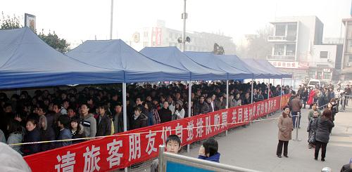 2月20日,旅客在山西臨汾火車站外的遮雨棚內(nèi)排隊(duì)購(gòu)票。 隨著春節(jié)假期的結(jié)束,山西臨汾市返程客流逐日回升。在當(dāng)?shù)罔F路和公安部門的配合下,火車站秩序井然。臨汾市鐵路部門還專門為站外排隊(duì)的旅客搭建了遮雨棚。 新華社記者 南婷 攝