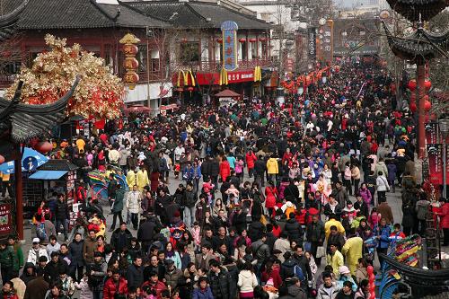 虎年春節(jié)黃金周“人財兩旺” 2月19日,南京夫子廟大成殿廣場人如潮涌。 2010年春節(jié)黃金周期間,全國消費品市場繁榮興旺。2月13日至19日,全國實現(xiàn)消費品零售額3400億元,比去年春節(jié)黃金周增長17.2%。另據(jù)初步統(tǒng)計,各地假日旅游接待總量較去年同期保持增長,國內旅游總花費同比增長23.1%。 新華社發(fā)(王新 攝)