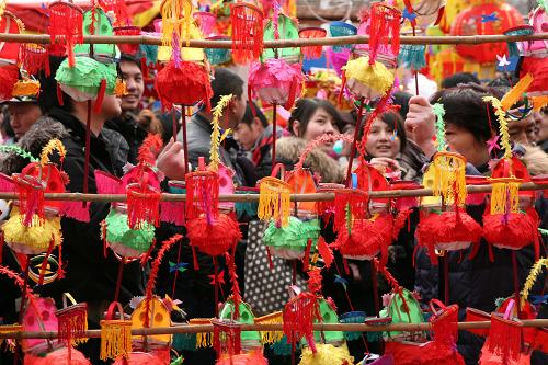 2月16日,市民在南京夫子廟花燈市場選購花燈。 2010年春節(jié)黃金周期間,全國消費品市場繁榮興旺。2月13日至19日,全國實現(xiàn)消費品零售額3400億元,比去年春節(jié)黃金周增長17.2%。另據(jù)初步統(tǒng)計,各地假日旅游接待總量較去年同期保持增長,國內旅游總花費同比增長23.1%。 新華社發(fā)(王新 攝)