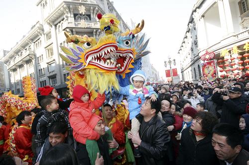虎年春節(jié)黃金周“人財兩旺” 2月18日,在天津市商家匯聚的金街舉辦的文娛民俗新春花會踩街活動上,孩子們與進行表演的“大龍”親密接觸。 2010年春節(jié)黃金周期間,全國消費品市場繁榮興旺。2月13日至19日,全國實現(xiàn)消費品零售額3400億元,比去年春節(jié)黃金周增長17.2%。另據(jù)初步統(tǒng)計,各地假日旅游接待總量較去年同期保持增長,國內旅游總花費同比增長23.1%。 新華社發(fā)(劉東岳 攝)