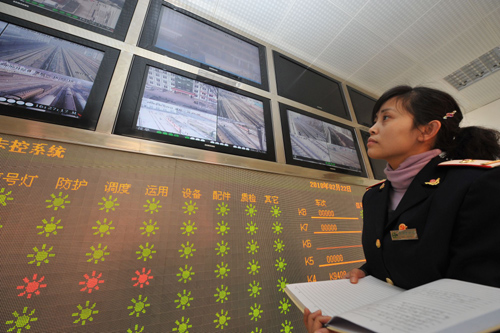 2月22日,成都鐵路局貴陽車輛段的工作人員在車輛調(diào)度室內(nèi)調(diào)度車輛。