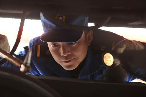 2月22日,成都鐵路局貴陽車輛段的工作人員在對列車進行檢修。 據(jù)介紹,從今年春運開始到2月18日,成都鐵路局貴陽車輛段的1033輛客車“滿負(fù)荷”運轉(zhuǎn),800余名火車“修車人”24小時堅守崗位對火車進行檢修,先后發(fā)現(xiàn)并處理車輛故障900余件,確保了春運安全。 新華社記者 歐東衢 攝