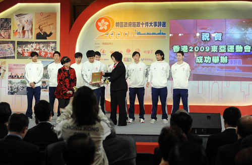 香港舉行2009年度施政十件大事評(píng)選頒獎(jiǎng)禮 2月22日,嘉賓為第五屆東亞運(yùn)動(dòng)會(huì)金牌運(yùn)動(dòng)員頒發(fā)2009年度“最受市民關(guān)注政府施政大事”獎(jiǎng)。 當(dāng)日,2009年度香港特別行政區(qū)政府施政十件大事評(píng)選頒獎(jiǎng)典禮在香港會(huì)展中心舉行。此次評(píng)選由香港24家傳媒機(jī)構(gòu)聯(lián)合主辦,60家商會(huì)、婦女及青少年團(tuán)體、僑界及教育界代表機(jī)構(gòu)協(xié)辦,142所大、中學(xué)校及社會(huì)大眾廣泛參與。當(dāng)選的十件大事中,有七項(xiàng)是經(jīng)濟(jì)民生方面的事務(wù)。 新華社記者 宋振平 攝
