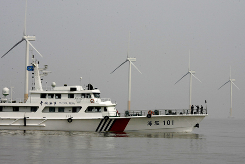 東海風(fēng)力發(fā)電工程即將完工 2月22日,上海海事局洋山海事處的巡邏艇正在安裝了風(fēng)力發(fā)電機(jī)的海域巡視。 上海東海大橋100兆瓦海上風(fēng)力發(fā)電示范工程,是我國(guó)第一個(gè)由國(guó)家發(fā)改委正式核準(zhǔn)并列為示范項(xiàng)目的大型海上風(fēng)電項(xiàng)目,也是亞洲首座海上風(fēng)力發(fā)電場(chǎng),目前海上34臺(tái)風(fēng)機(jī)安裝已進(jìn)入尾聲,預(yù)計(jì)于今年5月1日前并網(wǎng)發(fā)電。 新華社記者 陳飛 攝