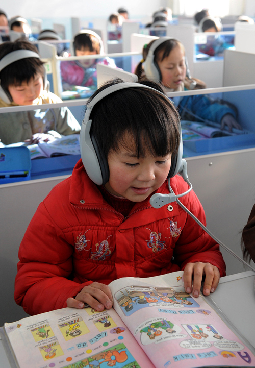 2月22日,平魯區(qū)白堂鄉(xiāng)小學的學生在學習英語。 山西省朔州市平魯區(qū)集中資源辦小學,將全區(qū)300多所村辦小學撤并為12所寄宿制小學,集中了優(yōu)勢教育資源。“一鄉(xiāng)一小學”使各鄉(xiāng)鎮(zhèn)建起了高標準的校舍,并配備了現(xiàn)代化的教學設(shè)施和最優(yōu)秀的老師,山里娃也享受到了現(xiàn)代化的教育。 新華社發(fā)(呂夢琦 攝)