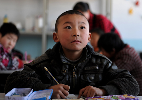 2月22日,平魯區(qū)白堂鄉(xiāng)小學的學生正在認真學習。 山西省朔州市平魯區(qū)集中資源辦小學,將全區(qū)300多所村辦小學撤并為12所寄宿制小學,集中了優(yōu)勢教育資源。“一鄉(xiāng)一小學”使各鄉(xiāng)鎮(zhèn)建起了高標準的校舍,并配備了現(xiàn)代化的教學設(shè)施和最優(yōu)秀的老師,山里娃也享受到了現(xiàn)代化的教育。 新華社發(fā)(呂夢琦 攝)