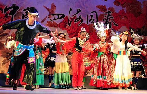 “文化中國·四海同春”藝術(shù)團(tuán)在日本首演 2月22日,演員在日本東京舉行的“文化中國·四海同春”慰僑文藝晚會上表演苗族舞蹈《花開中華大家園》。 當(dāng)晚,中國國務(wù)院僑辦2010年“文化中國·四海同春”藝術(shù)團(tuán)春節(jié)慰僑演出在日本東京舉行。藝術(shù)團(tuán)演員為旅日華僑華人、留學(xué)生及當(dāng)?shù)赜^眾獻(xiàn)上了一場具有濃郁中華民族特色的藝術(shù)盛宴。2月23日至3月4日,藝術(shù)團(tuán)還將赴日本橫濱、名古屋、大阪等地演出。 新華社記者 季春鵬 攝