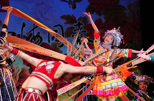 “文化中國·四海同春”藝術(shù)團(tuán)在日本首演 2月22日,演員在日本東京舉行的“文化中國·四海同春”慰僑文藝晚會上表演苗族舞蹈《春暖花開》。 當(dāng)晚,中國國務(wù)院僑辦2010年“文化中國·四海同春”藝術(shù)團(tuán)春節(jié)慰僑演出在日本東京舉行。藝術(shù)團(tuán)演員為旅日華僑華人、留學(xué)生及當(dāng)?shù)赜^眾獻(xiàn)上了一場具有濃郁中華民族特色的藝術(shù)盛宴。2月23日至3月4日,藝術(shù)團(tuán)還將赴日本橫濱、名古屋、大阪等地演出。 新華社記者 季春鵬 攝