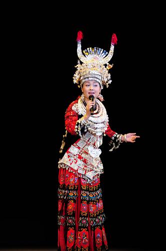 “文化中國·四海同春”藝術(shù)團(tuán)在日本首演 2月22日,演員阿幼朵在日本東京舉行的“文化中國·四海同春”慰僑文藝晚會上演唱歌曲《愛我中華》。 當(dāng)晚,中國國務(wù)院僑辦2010年“文化中國·四海同春”藝術(shù)團(tuán)春節(jié)慰僑演出在日本東京舉行。藝術(shù)團(tuán)演員為旅日華僑華人、留學(xué)生及當(dāng)?shù)赜^眾獻(xiàn)上了一場具有濃郁中華民族特色的藝術(shù)盛宴。2月23日至3月4日,藝術(shù)團(tuán)還將赴日本橫濱、名古屋、大阪等地演出。 新華社記者 季春鵬 攝