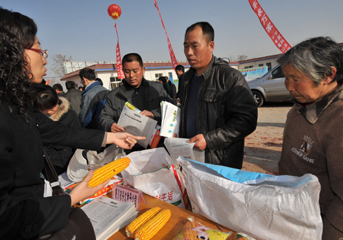 2月23日,寧夏一家種子公司的技術(shù)人員向農(nóng)民介紹良種。 當(dāng)日,寧夏賀蘭縣“2010年種子執(zhí)法年”和“春播良種下鄉(xiāng)”活動正式啟動,該縣將在農(nóng)村嚴(yán)厲打擊制售偽劣種子等違法行為,規(guī)范農(nóng)資市場秩序,并大力實施送良種下鄉(xiāng)助春耕,加強農(nóng)業(yè)科技支撐力度。 新華社記者 劉泉龍 攝