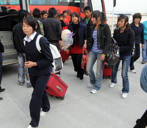 浙江企業(yè)引進(jìn)職校技工緩解用工荒 2月24日,140多名云南楚雄高級(jí)技工學(xué)校的畢業(yè)生來(lái)到浙江省長(zhǎng)興縣一家大型企業(yè),他們是通過(guò)長(zhǎng)興勞動(dòng)局搭建平臺(tái)為當(dāng)?shù)仄髽I(yè)引進(jìn)的,經(jīng)過(guò)一段時(shí)間的實(shí)習(xí)后將成為企業(yè)的技術(shù)工人。 近年來(lái),浙江長(zhǎng)興縣勞動(dòng)和社會(huì)保障局開(kāi)始與云南、廣西、安徽、貴州等多省區(qū)的職業(yè)技術(shù)學(xué)校建立校企合作關(guān)系,建立勞務(wù)合作基地,將大批職校畢業(yè)生引進(jìn)企業(yè),不僅為畢業(yè)生提供了實(shí)習(xí)和繼續(xù)培訓(xùn)的機(jī)會(huì),同時(shí)保障了企業(yè)穩(wěn)定、高素質(zhì)的技術(shù)工人來(lái)源,為緩解目前企業(yè)用工緊缺起到很大作用。 新華社記者 徐昱 攝