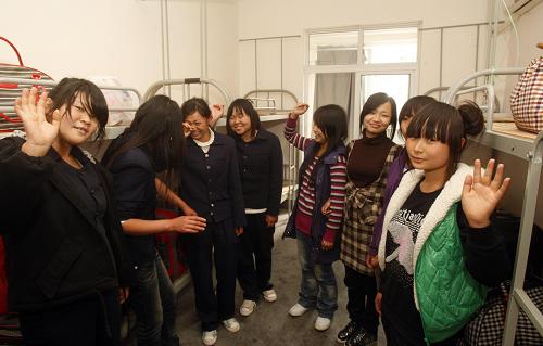 2月24日,幾名云南楚雄高級(jí)技工學(xué)校畢業(yè)生在長(zhǎng)興縣企業(yè)為她們安排的宿舍內(nèi)。 近年來(lái),浙江長(zhǎng)興縣勞動(dòng)和社會(huì)保障局開(kāi)始與云南、廣西、安徽、貴州等多省區(qū)的職業(yè)技術(shù)學(xué)校建立校企合作關(guān)系,建立勞務(wù)合作基地,將大批職校畢業(yè)生引進(jìn)企業(yè),不僅為畢業(yè)生提供了實(shí)習(xí)和繼續(xù)培訓(xùn)的機(jī)會(huì),同時(shí)保障了企業(yè)穩(wěn)定、高素質(zhì)的技術(shù)工人來(lái)源,為緩解目前企業(yè)用工緊缺起到很大作用。 新華社記者 徐昱 攝
