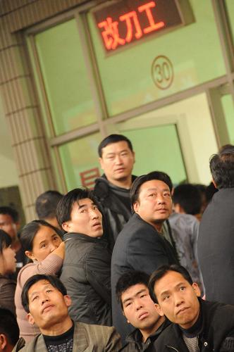 溫州遭遇“用工荒” 企業(yè)著急 民工觀望 2月25日,幾名農(nóng)民工在溫州一家職業(yè)介紹所門前注視著大屏幕上的用工信息,面對急著招工的企業(yè),這些求職者大多選擇了觀望。 春節(jié)過后,浙江省溫州市由于經(jīng)濟持續(xù)回暖、企業(yè)訂單增加等原因,遭遇明顯的“用工荒”。在溫州市職業(yè)介紹指導服務中心,前來求職的農(nóng)民工比去年同期明顯減少,到場的求職者也多以觀望為主。 新華社記者 李亞彪 攝