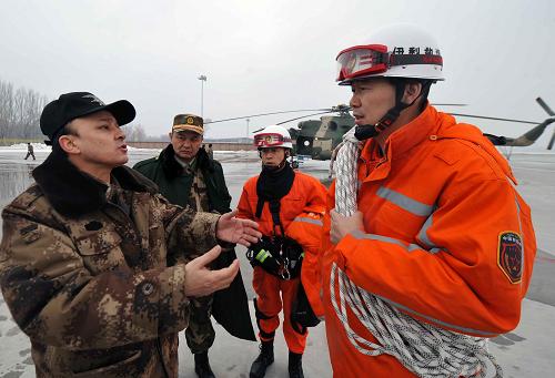 山區(qū)霧氣重重 救援直升機(jī)被迫返航 2月26日,救援人員在商討飛行路線。 當(dāng)日,按照2月25日晚連夜制訂的救援計(jì)劃,26日10時(shí)30分,救援直升機(jī)從新疆伊犁哈薩克自治州州府伊寧市再次起飛,前往尼勒克縣兩處礦區(qū),計(jì)劃首先救出被困的老人、小孩及婦女,但在飛行一個(gè)小時(shí)左右進(jìn)入天山山區(qū)后,霧氣重重,能見(jiàn)度已不足100米,直升機(jī)在山區(qū)溝谷間穿行已非常困難。11時(shí)30分,救援直升機(jī)決定返航伊寧市。 新華社記者 趙戈 攝