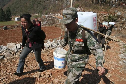 成都軍區(qū)某紅軍師官兵援黔抗旱保民生 4月4日,解放軍官兵為盤縣板橋鎮(zhèn)梅子沖村村民送水。 成都軍區(qū)某紅軍師炮兵團某連在貴州省盤縣旱情嚴(yán)重的板橋鎮(zhèn)剛剛駐扎下來,就立即投入到抗旱救災(zāi)中,為飲水困難群眾送水、搶修水利設(shè)施、幫助群眾春耕搶種。 新華社發(fā)(黃蜀錦 攝)