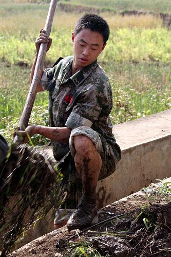 成都軍區(qū)某紅軍師官兵援黔抗旱保民生 4月4日,在盤縣板橋鎮(zhèn)金家莊村,解放軍戰(zhàn)士清理疏通可灌溉3個村400畝農(nóng)田的灌渠。 成都軍區(qū)某紅軍師炮兵團某連在貴州省盤縣旱情嚴(yán)重的板橋鎮(zhèn)剛剛駐扎下來,就立即投入到抗旱救災(zāi)中,為飲水困難群眾送水、搶修水利設(shè)施、幫助群眾春耕搶種。 新華社發(fā)(黃蜀錦 攝)
