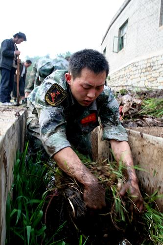 4月4日,在盤縣板橋鎮(zhèn)金家莊村,解放軍戰(zhàn)士清理疏通可灌溉3個村400畝農(nóng)田的灌渠。 成都軍區(qū)某紅軍師炮兵團某連在貴州省盤縣旱情嚴(yán)重的板橋鎮(zhèn)剛剛駐扎下來,就立即投入到抗旱救災(zāi)中,為飲水困難群眾送水、搶修水利設(shè)施、幫助群眾春耕搶種。 新華社發(fā)(黃蜀錦 攝)