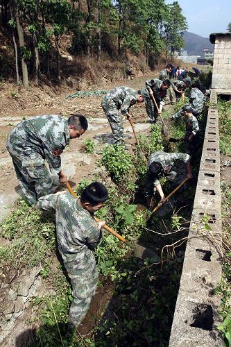 4月4日,在盤縣板橋鎮(zhèn)金家莊村,解放軍戰(zhàn)士清理疏通可灌溉3個村400畝農(nóng)田的灌渠。 成都軍區(qū)某紅軍師炮兵團某連在貴州省盤縣旱情嚴(yán)重的板橋鎮(zhèn)剛剛駐扎下來,就立即投入到抗旱救災(zāi)中,為飲水困難群眾送水、搶修水利設(shè)施、幫助群眾春耕搶種。 新華社發(fā)(黃蜀錦 攝)