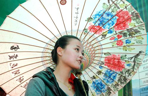 “西部非物質(zhì)文化遺產(chǎn)項(xiàng)目展演”在西安開(kāi)幕 4月7日,在展演現(xiàn)場(chǎng),一位參觀者撐起四川瀘州民間藝人制作的油紙傘。 當(dāng)日,由文化部和陜西省政府主辦的“西部非物質(zhì)文化遺產(chǎn)項(xiàng)目展演”系列活動(dòng)在西安大唐西市舉行。本次“西部非物質(zhì)文化遺產(chǎn)項(xiàng)目展演”系列活動(dòng)以我國(guó)西部各省區(qū)市精選的國(guó)家級(jí)和省級(jí)非物質(zhì)文化遺產(chǎn)項(xiàng)目為主線,涵蓋文藝表演、手工技藝展示和飲食文化體驗(yàn)等方面,參演項(xiàng)目約為100個(gè)。 新華社記者丁海濤攝