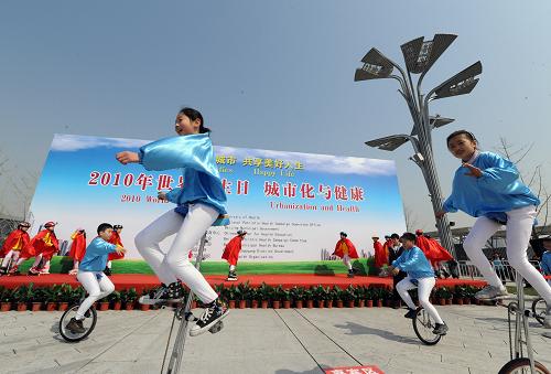 2010年世界衛(wèi)生日紀(jì)念活動(dòng)在京啟動(dòng) 4月7日,來自芳草地國(guó)際學(xué)校的學(xué)生在進(jìn)行獨(dú)輪車表演。 當(dāng)日是世界衛(wèi)生日。由衛(wèi)生部、全國(guó)愛衛(wèi)辦和北京市政府等聯(lián)合主辦的2010年世界衛(wèi)生日紀(jì)念活動(dòng)在北京奧運(yùn)景觀大道啟動(dòng)。今年世界衛(wèi)生日聚焦“城市化與健康”,旨在倡導(dǎo)人們關(guān)注城市化給全球公共衛(wèi)生和個(gè)人健康帶來的影響。紀(jì)念活動(dòng)現(xiàn)場(chǎng)有民間團(tuán)體帶來的太極扇、健步走等多項(xiàng)表演內(nèi)容。 新華社記者何俊昌攝