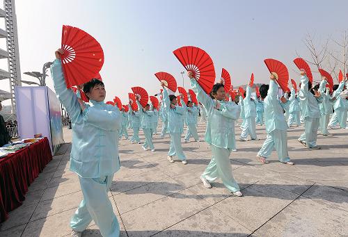4月7日,參加活動(dòng)的婦女們?cè)诒硌萏珮O扇。 當(dāng)日是世界衛(wèi)生日。由衛(wèi)生部、全國(guó)愛衛(wèi)辦和北京市政府等聯(lián)合主辦的2010年世界衛(wèi)生日紀(jì)念活動(dòng)在北京奧運(yùn)景觀大道啟動(dòng)。今年世界衛(wèi)生日聚焦“城市化與健康”,旨在倡導(dǎo)人們關(guān)注城市化給全球公共衛(wèi)生和個(gè)人健康帶來的影響。紀(jì)念活動(dòng)現(xiàn)場(chǎng)有民間團(tuán)體帶來的太極扇、健步走等多項(xiàng)表演內(nèi)容。 新華社記者何俊昌攝