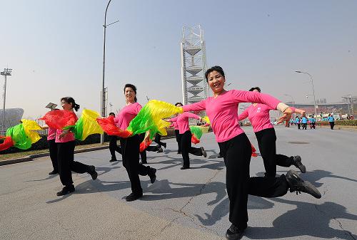 4月7日,來自朝陽區(qū)大屯街道千紅舞蹈隊(duì)的隊(duì)員們跳起歡快的扇子舞。 當(dāng)日是世界衛(wèi)生日。由衛(wèi)生部、全國(guó)愛衛(wèi)辦和北京市政府等聯(lián)合主辦的2010年世界衛(wèi)生日紀(jì)念活動(dòng)在北京奧運(yùn)景觀大道啟動(dòng)。今年世界衛(wèi)生日聚焦“城市化與健康”,旨在倡導(dǎo)人們關(guān)注城市化給全球公共衛(wèi)生和個(gè)人健康帶來的影響。紀(jì)念活動(dòng)現(xiàn)場(chǎng)有民間團(tuán)體帶來的太極扇、健步走等多項(xiàng)表演內(nèi)容。 新華社記者何俊昌攝