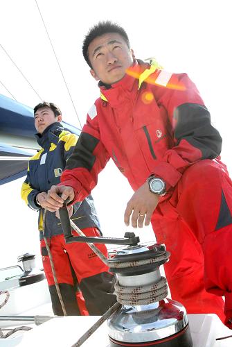 海上緊急救援演示研討活動(dòng)在青島舉行 4月7日,救援人員在進(jìn)行海上緊急救援培訓(xùn)。 當(dāng)日,由民政部緊急救援促進(jìn)中心主辦的“海上緊急救援演示與培訓(xùn)研討會(huì)”在青島舉行。來(lái)自民政部緊急救援促進(jìn)中心、世界知名專業(yè)救援單位丹麥霍克公司和中國(guó)海洋大學(xué)的20余位專家學(xué)者,針對(duì)我國(guó)目前海上救援現(xiàn)狀與發(fā)展進(jìn)行研討及培訓(xùn)。 新華社記者 汪永基 攝