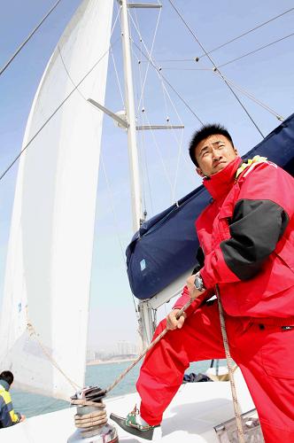 海上緊急救援演示研討活動(dòng)在青島舉行 4月7日,救援人員在進(jìn)行海上緊急救援培訓(xùn)。 當(dāng)日,由民政部緊急救援促進(jìn)中心主辦的“海上緊急救援演示與培訓(xùn)研討會(huì)”在青島舉行。來(lái)自民政部緊急救援促進(jìn)中心、世界知名專業(yè)救援單位丹麥霍克公司和中國(guó)海洋大學(xué)的20余位專家學(xué)者,針對(duì)我國(guó)目前海上救援現(xiàn)狀與發(fā)展進(jìn)行研討及培訓(xùn)。 新華社記者 汪永基 攝