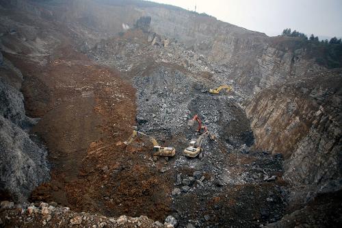 四川峨眉山市一采石場(chǎng)山體垮塌14人被埋 4月7日拍攝的峨眉山市樂都鎮(zhèn)采石場(chǎng)山體垮塌事故救援現(xiàn)場(chǎng)。 當(dāng)日13時(shí)50分左右,四川省峨眉山市樂都鎮(zhèn)順江采石場(chǎng)開采區(qū)界外發(fā)生一起巖體崩塌事故。初步調(diào)查,事故造成14人被掩埋,其中9名駕駛員,5名礦山工作人員。四川省、樂山市、峨眉山市等地領(lǐng)導(dǎo)已帶領(lǐng)救援隊(duì)伍在現(xiàn)場(chǎng)展開營(yíng)救。目前,專家組正對(duì)事故原因及性質(zhì)進(jìn)行調(diào)查。 新華社發(fā)