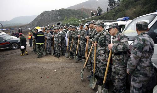 4月7日,預(yù)備役官兵在峨眉山市樂都鎮(zhèn)采石場(chǎng)山體垮塌事故現(xiàn)場(chǎng)準(zhǔn)備展開救援。 當(dāng)日13時(shí)50分左右,四川省峨眉山市樂都鎮(zhèn)順江采石場(chǎng)開采區(qū)界外發(fā)生一起巖體崩塌事故。初步調(diào)查,事故造成14人被掩埋,其中9名駕駛員,5名礦山工作人員。四川省、樂山市、峨眉山市等地領(lǐng)導(dǎo)已帶領(lǐng)救援隊(duì)伍在現(xiàn)場(chǎng)展開營(yíng)救。目前,專家組正對(duì)事故原因及性質(zhì)進(jìn)行調(diào)查。 新華社發(fā)