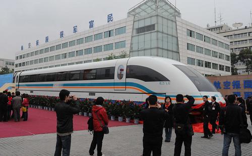 我國(guó)首輛高速磁浮國(guó)產(chǎn)化樣車(chē)在成都交付 在成都交付的我國(guó)首輛高速磁浮國(guó)產(chǎn)化樣車(chē)(4月8日攝)。 4月8日,我國(guó)首輛高速磁浮國(guó)產(chǎn)化樣車(chē)在成都實(shí)現(xiàn)交付。該樣車(chē)由中航工業(yè)成都飛機(jī)工業(yè)(集團(tuán))有限公司制造,標(biāo)志著該企業(yè)已經(jīng)具備了磁浮車(chē)輛國(guó)產(chǎn)化設(shè)計(jì)、整車(chē)集成和制造能力。 新華社發(fā)(張小洪 攝)