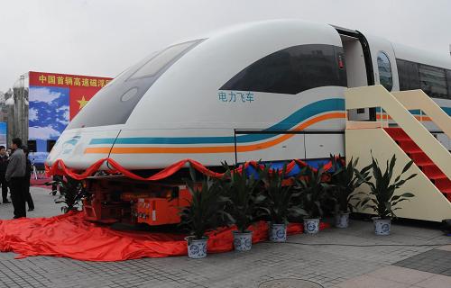 在成都交付的我國(guó)首輛高速磁浮國(guó)產(chǎn)化樣車(chē)(4月8日攝)。 4月8日,我國(guó)首輛高速磁浮國(guó)產(chǎn)化樣車(chē)在成都實(shí)現(xiàn)交付。該樣車(chē)由中航工業(yè)成都飛機(jī)工業(yè)(集團(tuán))有限公司制造,標(biāo)志著該企業(yè)已經(jīng)具備了磁浮車(chē)輛國(guó)產(chǎn)化設(shè)計(jì)、整車(chē)集成和制造能力。 新華社發(fā)(張小洪 攝)