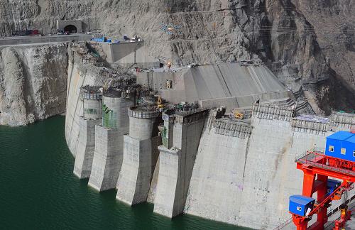 黃河上游拉西瓦水電站最后一臺(tái)機(jī)組將在年內(nèi)投產(chǎn)發(fā)電 這是拉西瓦水電站大壩澆筑工地(4月7日攝)。 近日,黃河流域裝機(jī)容量最大的水電站——青海拉西瓦水電站加緊施工。根據(jù)計(jì)劃,拉西瓦水電站工程將在年內(nèi)完成最后一臺(tái)1號(hào)機(jī)組的安裝投運(yùn)。到目前為止,拉西瓦水電站工程機(jī)電設(shè)備安裝已完成總工程量的85%,預(yù)計(jì)到5月底大壩混凝土澆筑施工全部完成。拉西瓦水電站位于青海省貴德縣與貴南縣交界的黃河干流上,是“西電東送”北通道的骨干電源和關(guān)鍵工程,裝機(jī)容量4200兆瓦,多年平均發(fā)電量約102億千瓦時(shí),電站計(jì)劃于2011年6月實(shí)現(xiàn)工程竣工。 新華社發(fā)(丁海生 攝)