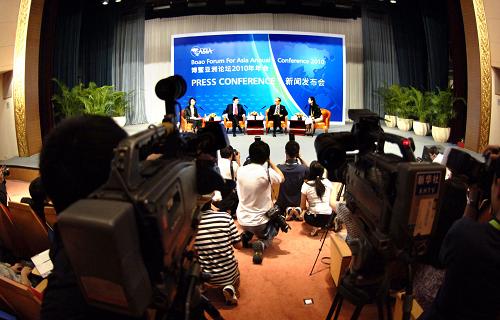 4月9日,博鰲亞洲論壇2010年年會在海南博鰲舉行新聞發(fā)布會。 新華社記者趙穎全攝