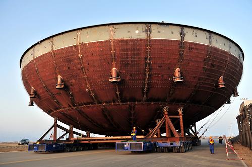海陽核電一號(hào)核島CV底封頭吊裝成功 4月9日,大型平板運(yùn)輸車正將CV底封頭運(yùn)抵吊裝現(xiàn)場(chǎng)。CV底封頭由64張弧形鋼板組焊而成,總重量近700噸。 當(dāng)日,建設(shè)中的山東海陽核電站項(xiàng)目一號(hào)核島重大節(jié)點(diǎn)工程CV(鋼制安全殼)底封頭成功實(shí)現(xiàn)整體吊裝。CV是一個(gè)內(nèi)徑39.6米、高65.6米的鋼制壓力容器,由中間的圓柱形筒體和上下兩個(gè)橢圓型封頭組成。CV是防止放射性物質(zhì)外泄的第三道安全屏障,在事故工況下,鋼制安全殼容器自身提供傳熱表面將熱量從安全殼內(nèi)導(dǎo)出排入大氣,以有效冷卻安全殼并使壓力迅速下降。 新華社記者 李紫恒 攝