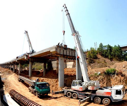 廣西大力發(fā)展市縣、縣縣間高速公路建設(shè) 4月23日,施工人員在建設(shè)百色至隆林高速路的高架路段。 近年來,廣西大力發(fā)展市與縣、縣與縣之間的高速路建設(shè),著力構(gòu)建現(xiàn)代化綜合交通運(yùn)輸體系,助推地方經(jīng)濟(jì)快速發(fā)展。2010年廣西新開工和在建高速公路14條、總里程1468公里。根據(jù)廣西高速公路網(wǎng)新的規(guī)劃方案,至2030年廣西高速公路網(wǎng)總里程將達(dá)到7530公里,形成橫貫東西、縱貫?zāi)媳薄⒏采w全區(qū)的“5縱8橫8支線”的高速公路網(wǎng)格局,實(shí)現(xiàn)縣縣通高速。 新華社記者張愛林?jǐn)z