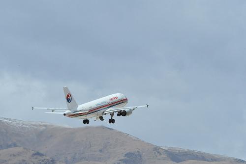 飛行,向著玉樹 4月23日,一架東航救災(zāi)飛機(jī)從玉樹巴塘機(jī)場(chǎng)飛往西寧。 4月14日下午3時(shí)23分,青海玉樹地震發(fā)生后不到8個(gè)小時(shí),東方航空公司第一架滿載救援人員和救援物資的飛機(jī),降落在海拔近4000米的玉樹巴塘機(jī)場(chǎng);15日上午,東航救災(zāi)飛機(jī)開始陸續(xù)向西寧轉(zhuǎn)運(yùn)危重傷員……截至4月23日,東航救災(zāi)飛機(jī)已飛行120個(gè)班次,將5000多名救援人員安全快速地送到玉樹,轉(zhuǎn)運(yùn)危重傷員1000多人,運(yùn)送救災(zāi)物資190多噸。 玉樹地震發(fā)生后,東航按照中央部署,迅速行動(dòng)起來,將近百名優(yōu)秀員工派往抗震救災(zāi)一線,克服高原氣候復(fù)雜多變、巴塘機(jī)場(chǎng)狹小等不利因素,投入3架經(jīng)過改裝的飛機(jī)穿梭西寧和玉樹兩地,每天飛行12個(gè)班次,載著救援人員和物資飛到玉樹,將玉樹的危重病人轉(zhuǎn)運(yùn)到西寧,為震后救災(zāi)搭建空中生命通道。 新華社記者 何俊昌 攝
