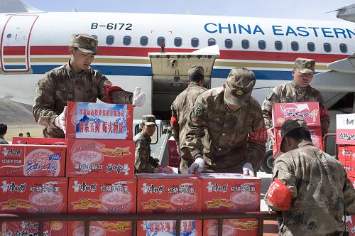 4月23日,救援人員將東航救災(zāi)飛機(jī)空運(yùn)到玉樹的食品卸下飛機(jī)。 4月14日下午3時(shí)23分,青海玉樹地震發(fā)生后不到8個(gè)小時(shí),東方航空公司第一架滿載救援人員和救援物資的飛機(jī),降落在海拔近4000米的玉樹巴塘機(jī)場(chǎng);15日上午,東航救災(zāi)飛機(jī)開始陸續(xù)向西寧轉(zhuǎn)運(yùn)危重傷員……截至4月23日,東航救災(zāi)飛機(jī)已飛行120個(gè)班次,將5000多名救援人員安全快速地送到玉樹,轉(zhuǎn)運(yùn)危重傷員1000多人,運(yùn)送救災(zāi)物資190多噸。 玉樹地震發(fā)生后,東航按照中央部署,迅速行動(dòng)起來,將近百名優(yōu)秀員工派往抗震救災(zāi)一線,克服高原氣候復(fù)雜多變、巴塘機(jī)場(chǎng)狹小等不利因素,投入3架經(jīng)過改裝的飛機(jī)穿梭西寧和玉樹兩地,每天飛行12個(gè)班次,載著救援人員和物資飛到玉樹,將玉樹的危重病人轉(zhuǎn)運(yùn)到西寧,為震后救災(zāi)搭建空中生命通道。 新華社記者 劉杰 攝
