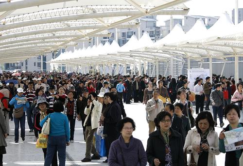4月24日,大批參觀者在世博園內(nèi)參觀游覽。 當(dāng)日,2010年上海世博會(huì)舉行第四場(chǎng)試運(yùn)行演練,參與演練的觀眾人數(shù)達(dá)30萬(wàn),屬于“大客流測(cè)試”。經(jīng)過(guò)前3場(chǎng)客流量分別為20萬(wàn)、10萬(wàn)和5萬(wàn)的“大考”之后,世博園已針對(duì)試運(yùn)行期間出現(xiàn)的預(yù)約故障、排隊(duì)無(wú)序、餐飲困難等諸多問(wèn)題,做出多處整改。 新華社記者陳飛攝
