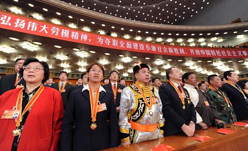 4月27日,2010年全國(guó)勞動(dòng)模范和先進(jìn)工作者表彰大會(huì)在北京人民大會(huì)堂隆重舉行。這是大會(huì)會(huì)場(chǎng)。 新華社記者 饒愛(ài)民 攝