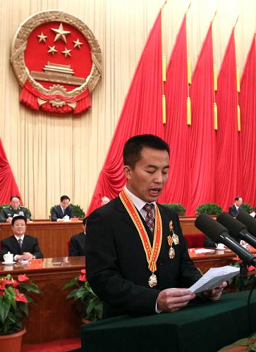 4月27日,“五一”國(guó)際勞動(dòng)節(jié)前夕,2010年全國(guó)勞動(dòng)模范和先進(jìn)工作者表彰大會(huì)在北京人民大會(huì)堂隆重舉行。這是全國(guó)勞動(dòng)模范和先進(jìn)工作者代表、一汽大眾汽車有限公司轎車一廠焊裝車間工長(zhǎng)王洪軍宣讀倡議書。 新華社記者 馬占成 攝