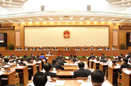 十一屆全國人大常委會第十四次會議舉行第二次全體會議 4月28日,十一屆全國人大常委會第十四次會議在北京人民大會堂舉行第二次全體會議,審議國務院關于轉(zhuǎn)移農(nóng)村勞動力保障農(nóng)民工權益工作情況的報告、關于文化產(chǎn)業(yè)發(fā)展工作情況的報告和關于加強道路交通安全管理工作情況的報告。吳邦國委員長出席會議。 新華社記者 馬占成 攝
